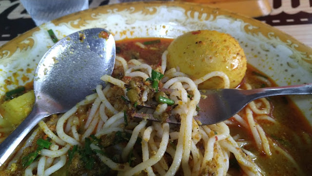 Ini yang namanya Laksa, kuliner khas Tangerang. Baru sekali ini tau mie yang dicampur sama telor kukus n kacang ijo. Unik!!