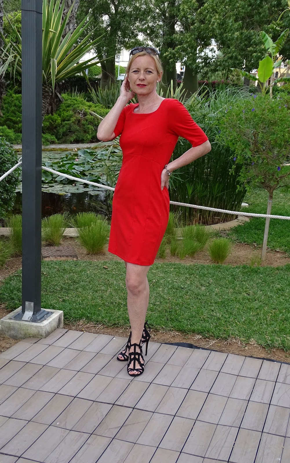 rotes kleid mit high heels