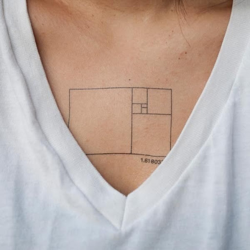 Um retângulo contendo uma série de retângulos menores, é tatuado no centro do utente peito nesta peça. A imagem é semelhante a um superior para baixo do assoalho plano de visto em plantas arquitetônicas.