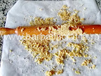 Tort egiptean cu nuca preparare reteta krantz - strivim caramelul cu un sucitor pentru a il marunti