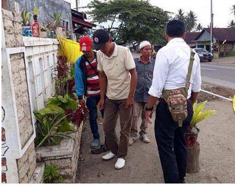 Warga menyaksikan lokasi dua pegawai honorer Pemko Padangsidimpuan yang tersengat listrik. Warga menyaksikan lokasi dua pegawai honorer Pemko Padangsidimpuan yang tersengat listrik.
