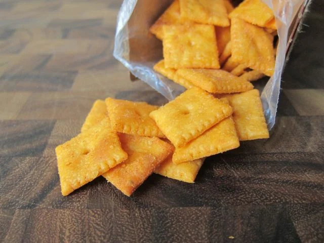 Review: Buffalo Wing Cheez-It Crackers | Brand Eating. Your Daily Fast ...