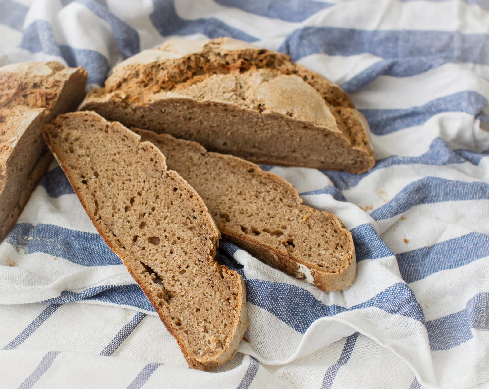 Домашний бездрожжевой хлеб на закваске рецепт. Ржаная закваска. Хлеб хмелевой бездрожжевой. Хлеб бездрожжевой на ржаной закваске. Бездрожжевой хлеб на закваске.