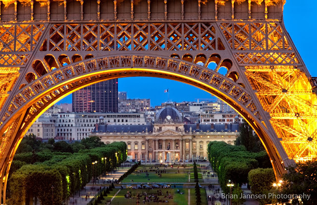 This striking composition beautifully frames the Institut des Hautes Études de Défence Nationale et d'Economie de Guerre and the École Supérieure de Guerre, (Institute for Advanced Studies in National Defense and War Economics, and the Graduate War School) in the background.