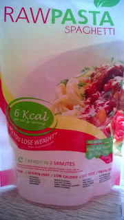 Rohnudeln in Form von Spaghetti in der Verpackung