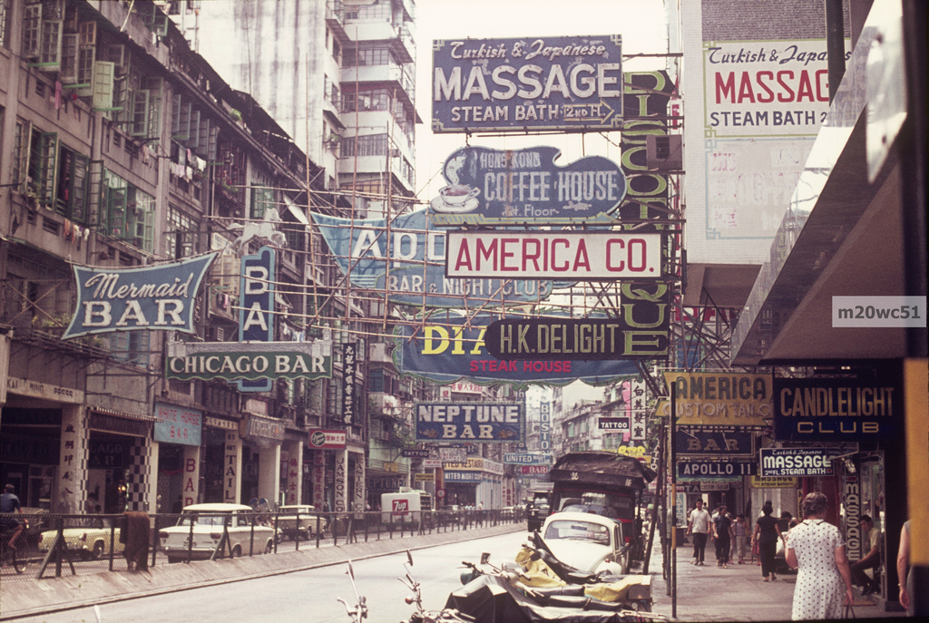 30 Interesting Color Photographs Capture Street Scenes of Hong Kong in