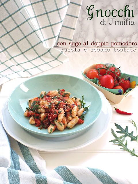 gnocchi di timilia con sugo al doppio pomodoro, rucola e sesamo tostato