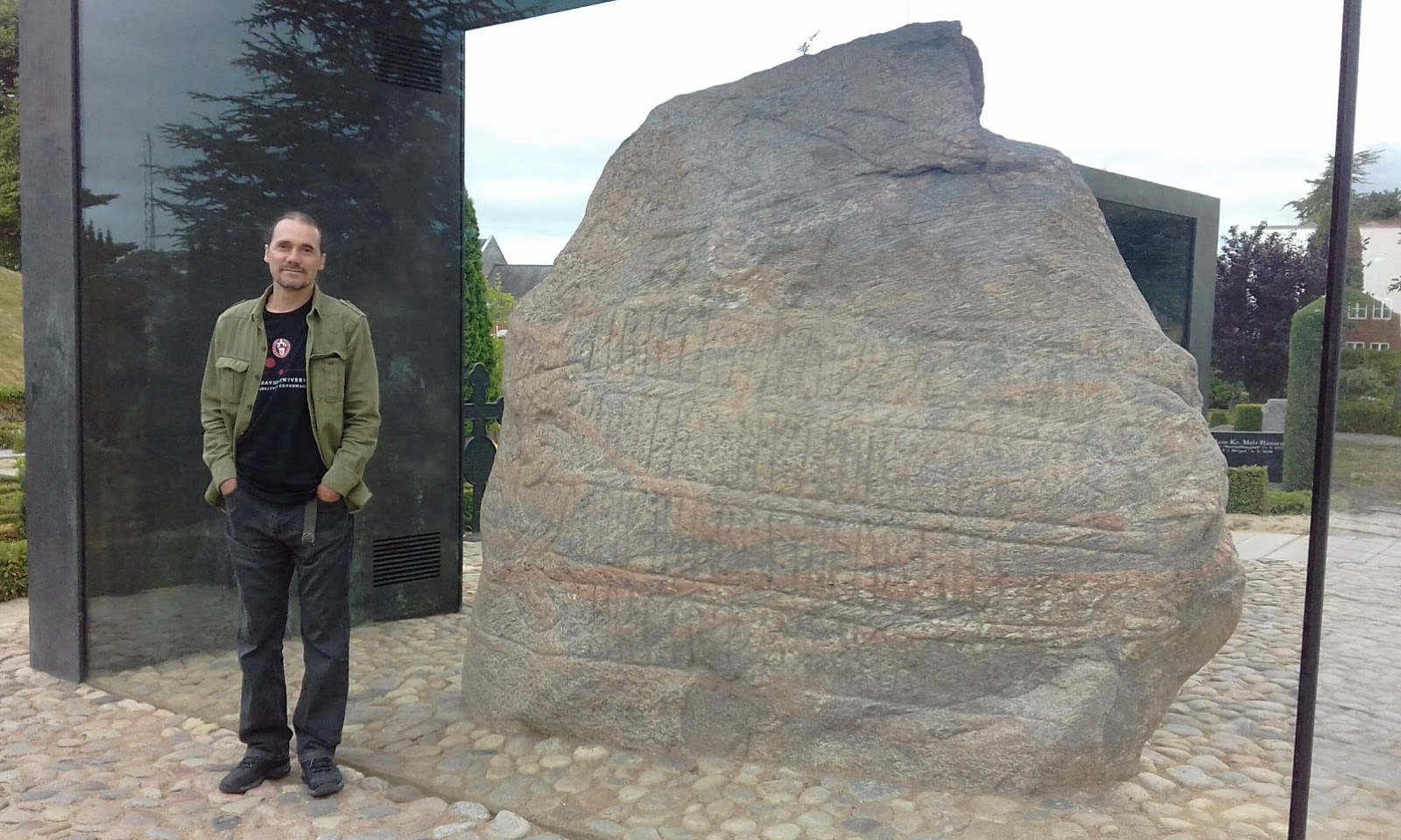 Runas dedicadas a poderosa rainha viking são descobertas em rochas na  Dinamarca, Arqueologia