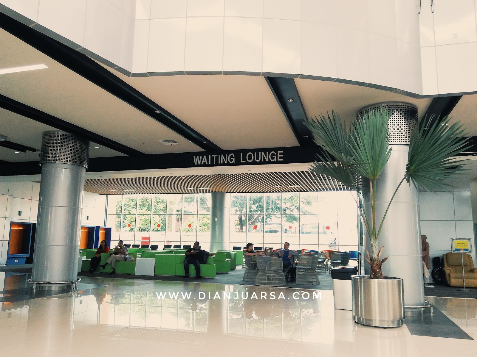 Клипарты для коллажа белое кресло. Airport waiting benches 3д модель. Вайт стар лаунж балашиха. Борисовские пруды 8 а кальянная. White lounge.