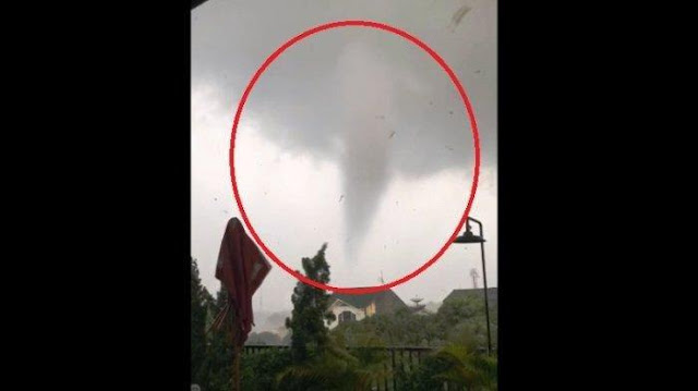 Masya Allah, Video Dahsyatnya Angin Puting Beliung yang Menghancurkan Puluhan Rumah di Bogor