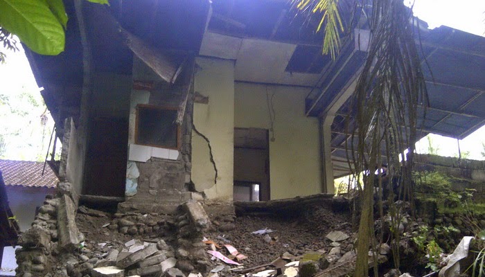 Diguyur Hujan Deras, Ruko Nyaris Ambruk