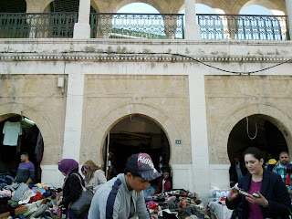 Imagen de los puestos de FRIPE en la Plaza Halfaouine. Medina de Túnez