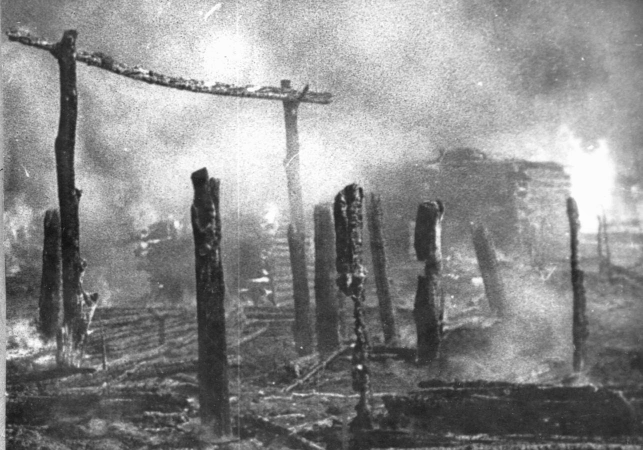 Хатынь 1943 год трагедия. Сожжение деревни Хатынь. Деревня Хатынь после войны.