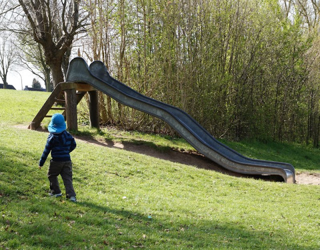 Kinder brauchen Abenteuer! Zwei spannende Abenteuer-Spielplätze in der näheren Umgebung von Kiel. Auf dem Robinson-Spielplatz in Preetz sieht die Hangrutsche abenteuerlich aus, endet aber sanft.