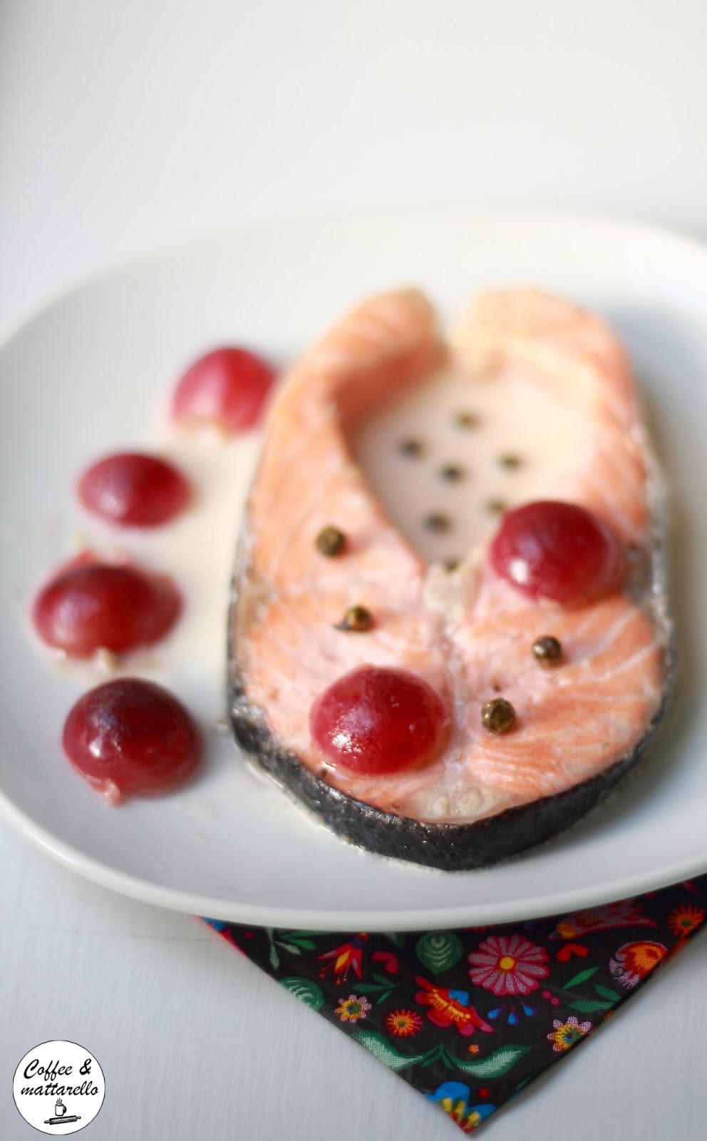 stagioniamo #19: tranci di salmone all'uva nera e pepe verde