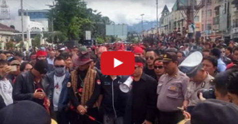 VIDEO: Demo Tuntut Pembongkaran Masjid, Ratusan Laskar Kristen Manado Bawa Senjata Tajam