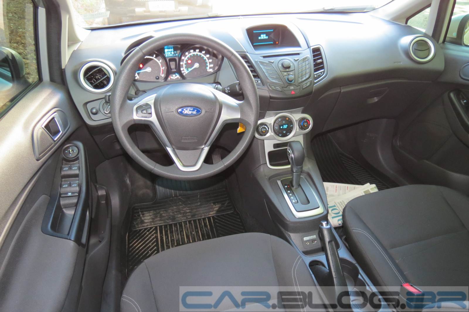 Ford Fiesta SE powershift - interior