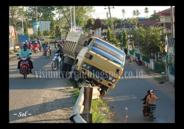 10 PENYEBAB UTAMA TERJADINYA KECELAKAAN DI JALAN VISIUNIVERSAL