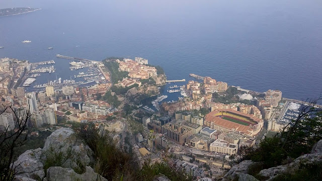 Monaco vom Tête de Chien, Hafen und Arena, Felsen