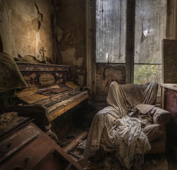abandoned creepy room mansion ghost interior manor hauntingly beautiul furniture deserted unknown haunted inside houses spooky mansions interiors rooms homes