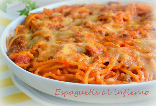espaguetis con tomate, chorizo, carne y picante