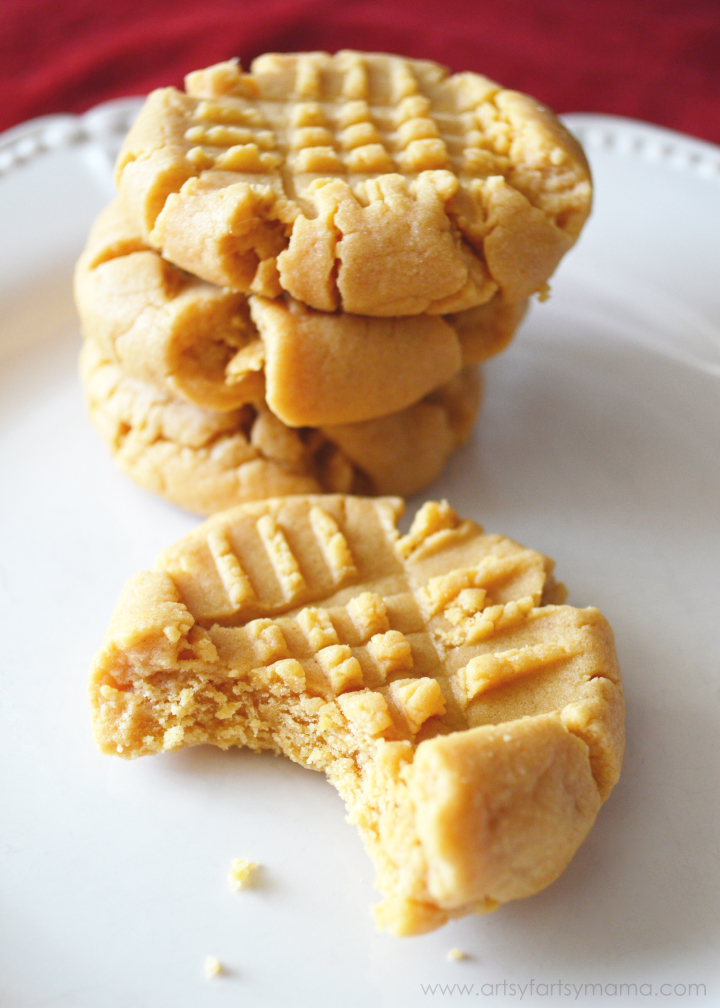 Easy Cake Mix Peanut Butter Cookies at artsyfartsymama.com #cakemix #easyrecipe