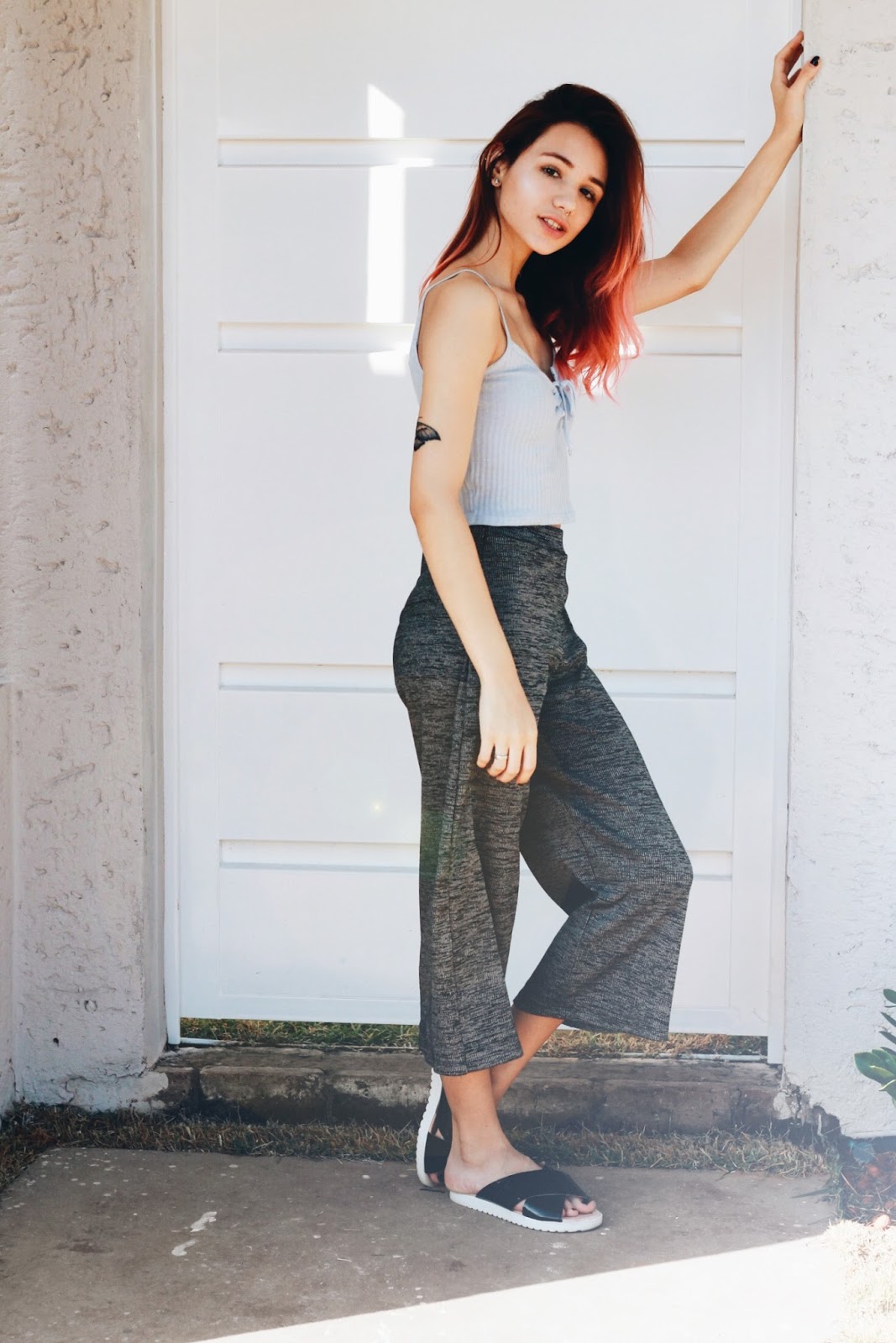 Look do dia: Calça pantacourt + Cropped azul pastel + Slide Look do Dia pantacourt, cropped e slide