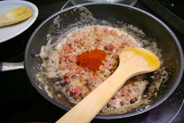 Huevos rellenos en salsa estilo Teresita