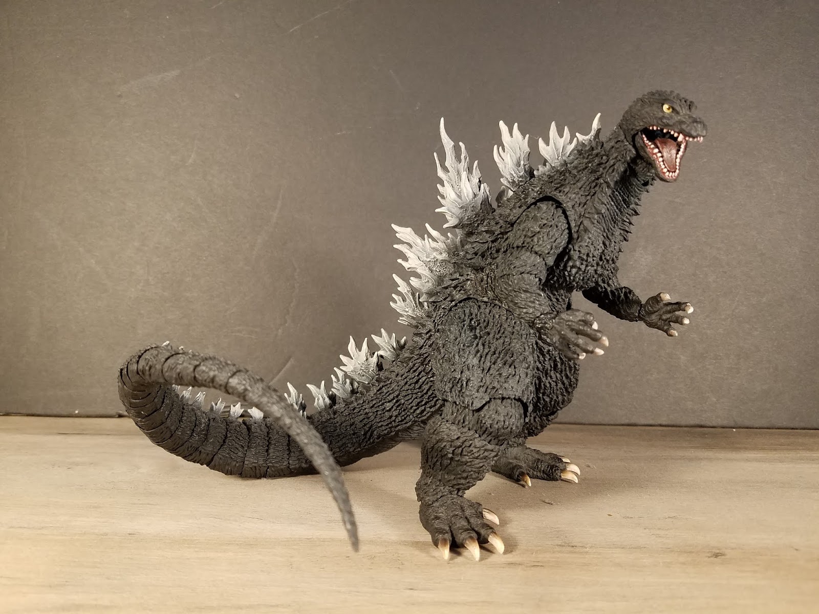 The Gryphon's Lair : SH MONSTERARTS GODZILLA 2002 - Figure Review