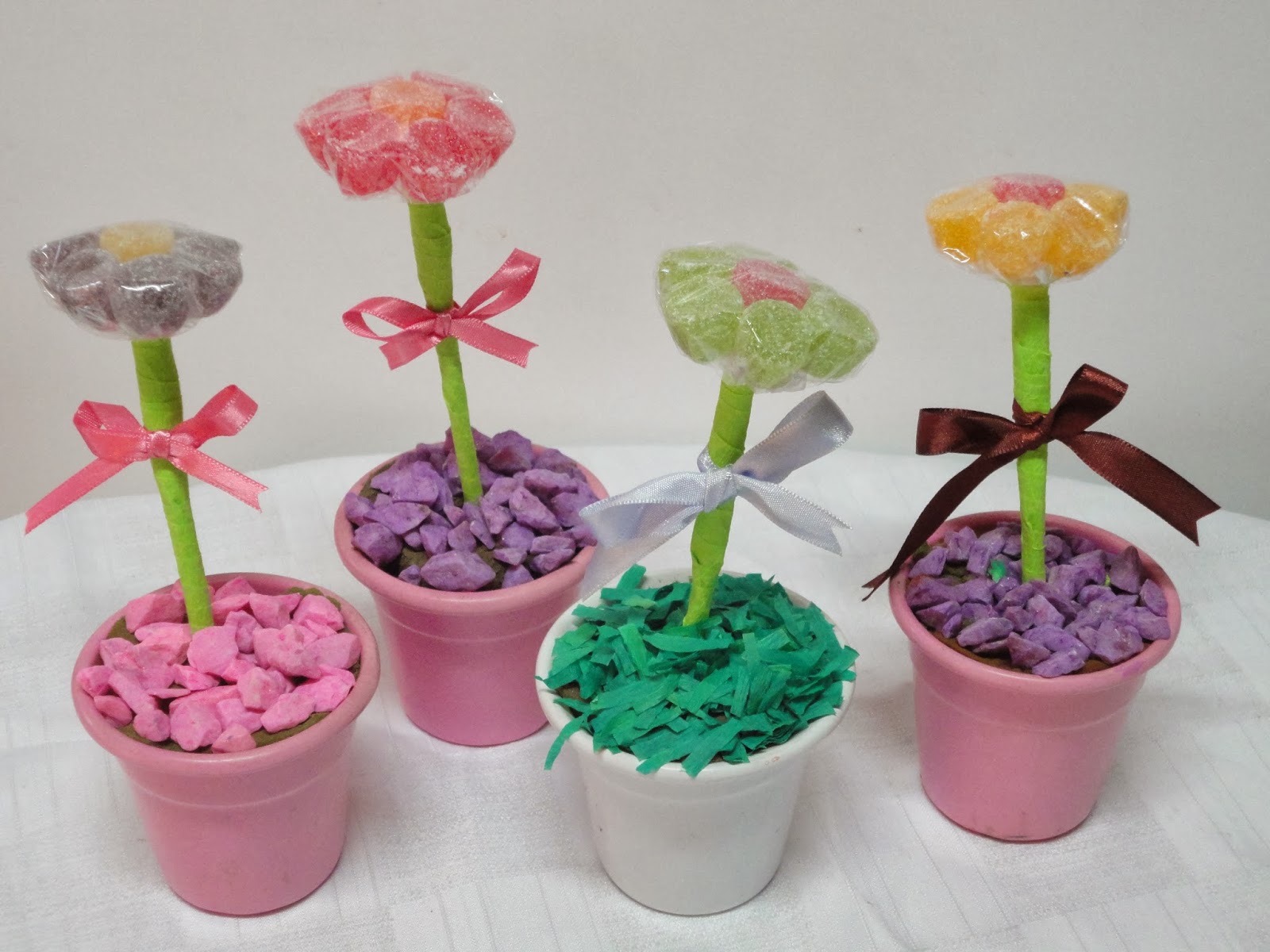 Etc e Tal Lembrancinhas e Cia: Mini vasinhos com flores de bala de goma