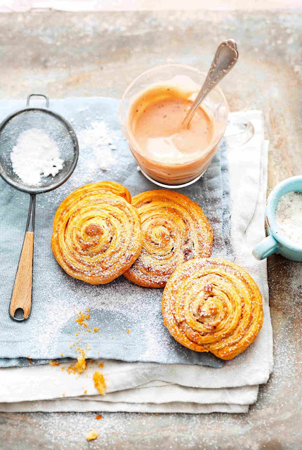 Zimtschnecken mit Glühweinsabayon - Rezept von Manuel Weyer