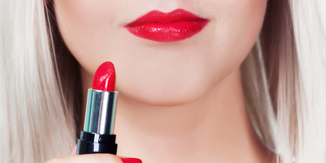 Khusus Wanita, Tips Sesuaikan Warna Lipstik Dengan Pakaian