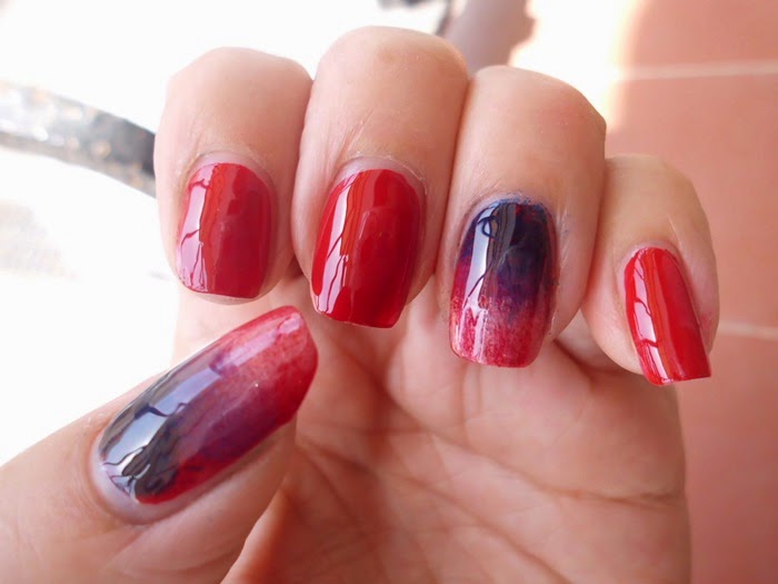 manicura degradada azul y roja