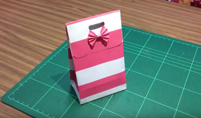 Sebuah hadiah akan menjadi lebih menarik apabila dibungkus dengan bentuk kemasan yang unik 20 Cara Membungkus Kado Bentuk Tas beserta Gambar dan Videonya
