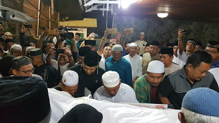 Jenazah Bupati Asahan Taufan Gama tiba di rumah duka. Jenazah Bupati Asahan Taufan Gama tiba di rumah duka.