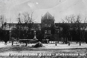 Старе фото Жовківського замку - реставрований фасад у 1918-1938рр. Реставрація фасаду замку в міжвоєнний час