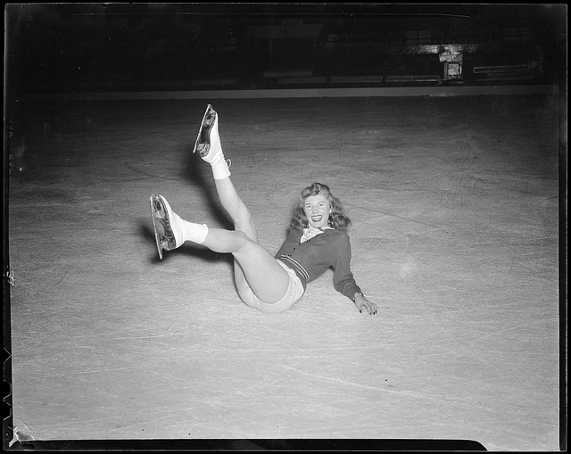 Black and White Photos of Ice Skating in The Past ~ vintage everyday