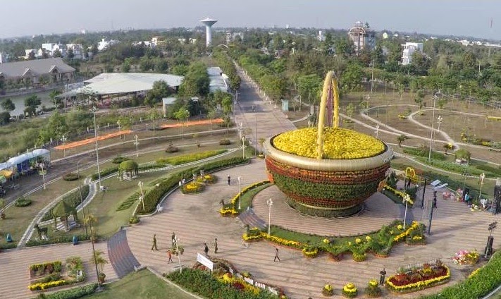 Giỏ hoa lớn nhất Việt Nam tại Công Viên Sa Đéc (nguồn ảnh: Văn Trí/thdt.vn)