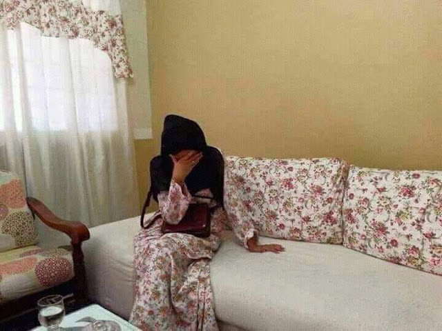 Pakai Gamis Kain Impor, Coraknya Persis Sama Sofa Dirumah Teman Saat Bertamu, Gimana Gitu. Pakai Gamis Kain Impor, Coraknya Persis Sama Sofa Dirumah Teman Saat Bertamu, Gimana Gitu.