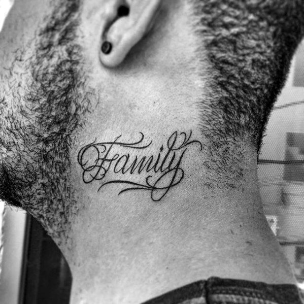 tatuaje de letras en el cuello familia