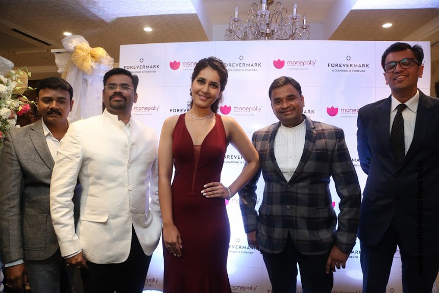 Raashi Khanna launches Forevermark Diamonds at Manepally Jewellers
