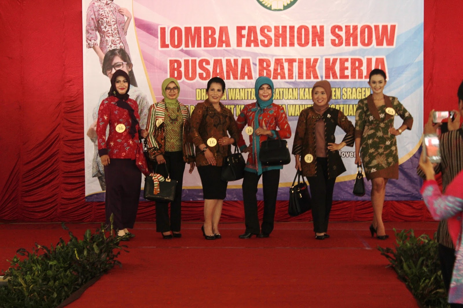 FASHION SHOW BUSANA BATIK KERJA DI SRAGEN
