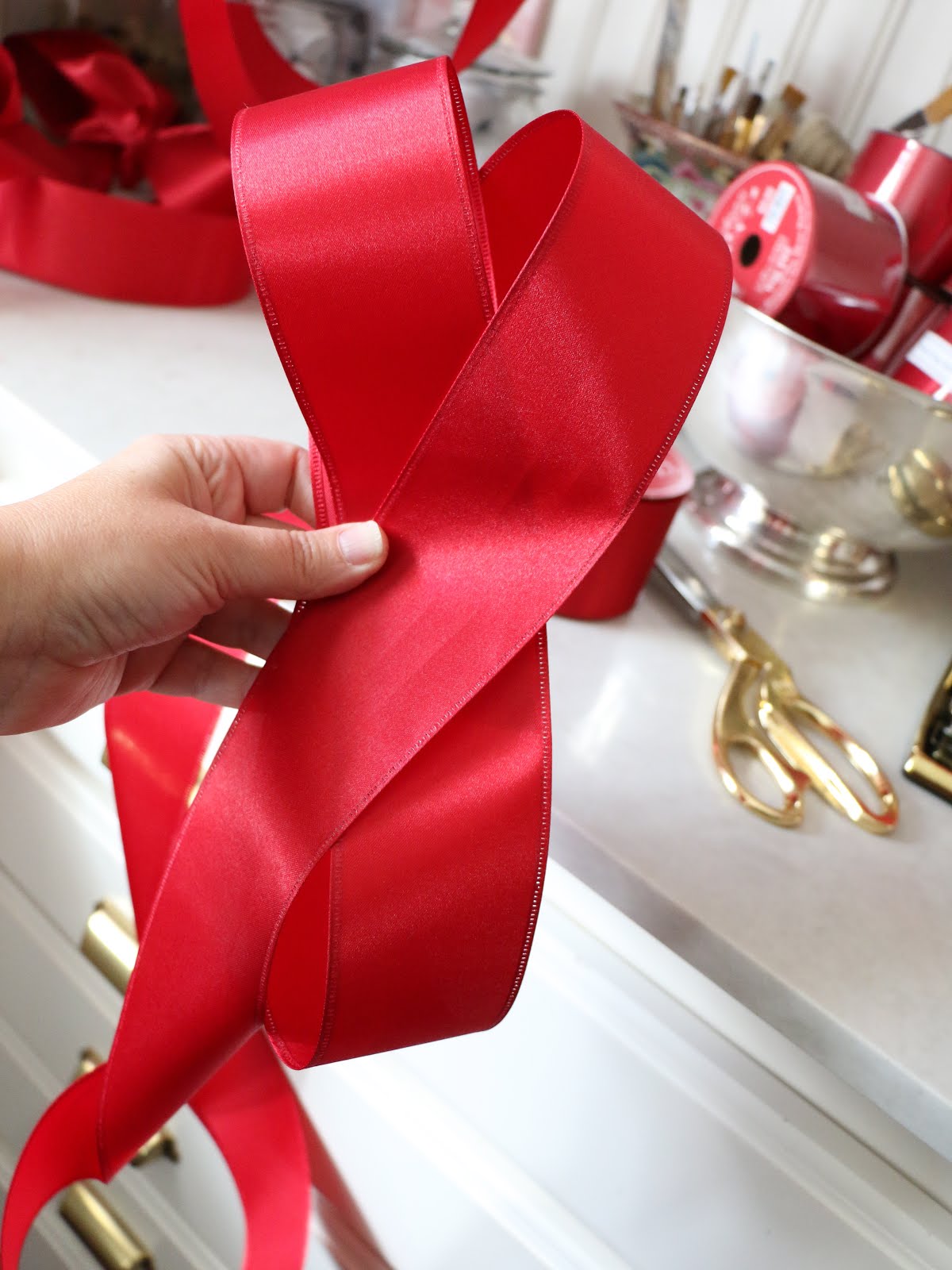 Eleven Gables: How To Make a Perfect Bow and more Christmas Tips