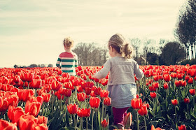 Zwei Mädchen in einem Feld Tulpen