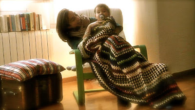 Mamá y bebé con la manta de la abuela hecha a ganchillo