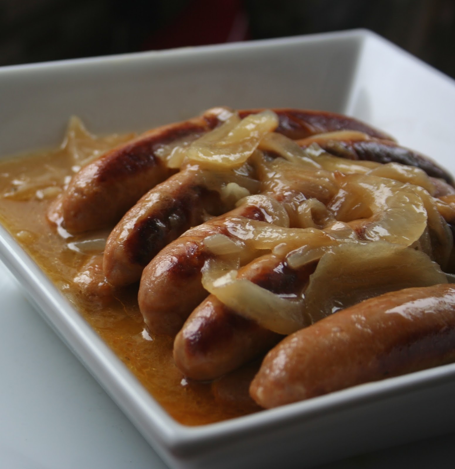 Saucisses sauce aux oignons caramélisés