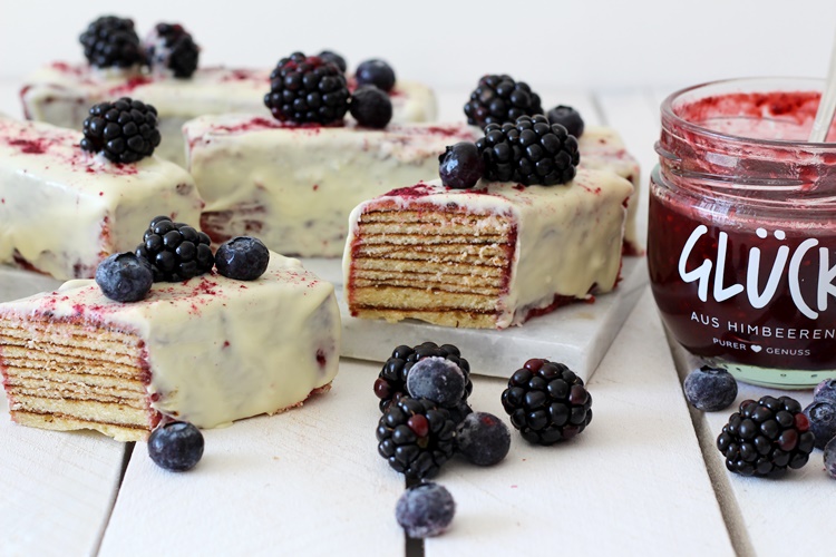 Sommerlicher Baumkuchen mit weißer Schokolade und Beeren - Biskuitwerkstatt