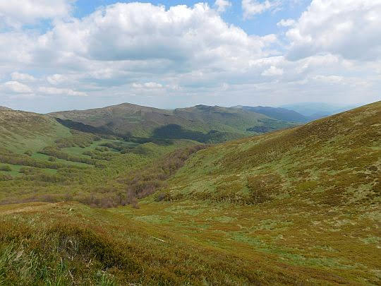 Widok w stronę Halicza i Rozsypańca. Widok w stronę Halicza i Rozsypańca.