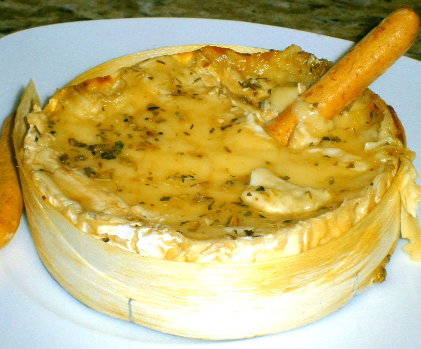 La mesa de la cocina Falsa fondue de queso camembert