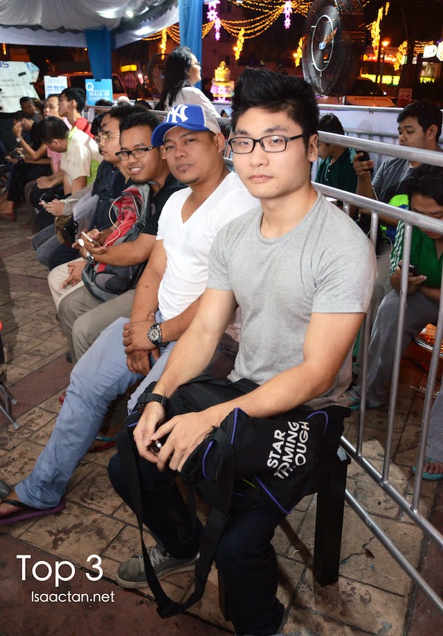 In queue, the first three customers who waited for more than 24 hours throughout the night